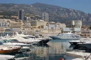 Monte Carlo - Stadtübersicht : Hafen und Stadt Monte Carlo, die Berge gehören bereits zu Frankreich. 2006
