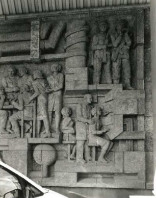 Reliefwand "Traditionen der revolutionären Arbeiterbewegung" : Reliefwand "Traditionen der revolutionären Arbeiterbewegung". Beton (1973; R. Sitte, H. Peschel, E. Ponndorf, V.Wanitschke). Grenzsoldaten und andere Gruppen. Halle, Leipziger Straße, Landesinstitut für Lehrerfortbildung