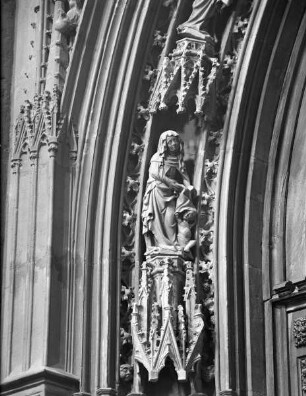 Archivoltenfigur der Domseite: Heilige Elisabeth