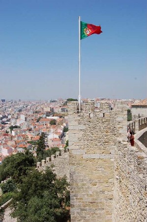 Lissabon, portugiesische Fahne auf der Burganlage Castelo Sao Jorge