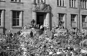 Freiburg: Haupteingang Universität mit Fahrradparkplatz