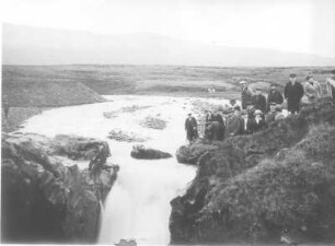 Akureyri (Island). Touristengruppe (Passagiere des Hochseepassagierdampfers "Victoria Luise") am Kopf des Glera-Falls. Blick flussaufwärts (nach Südwest)