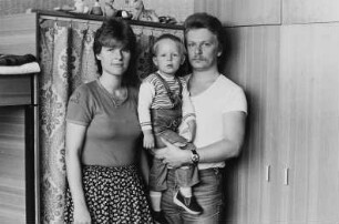 Familie W. (Studentin der Journalistik, Diplomingenieur für Informationsverarbeitung) in ihrer Wohnung