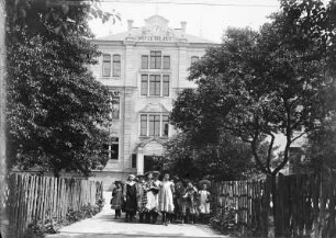 Coswig, Hauptstraße. Schule (Grundschule), Gruppenbildnis von Schülerinnen vor der Schule stehend