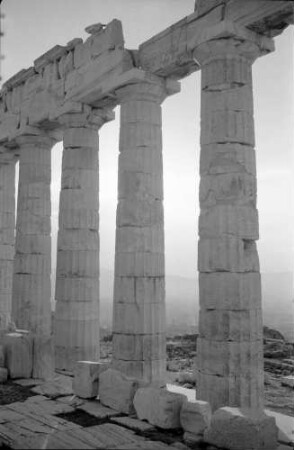 Athen: Akropolis, Säulenreihe, Hintergrund Stadt