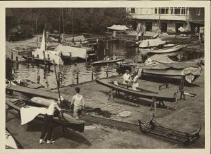 Sommer an der Havel. In einem Bootsliegeplatz werden Boote gewartet