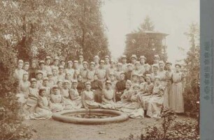 Kursteilnehmerinnen der Großherzogin Luise-Haushaltungsschule in Baden-Baden im Herbst 1906