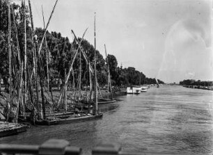 Kanal bei Kairo : Blick auf einen mit dem Nil verbundenen Kanal. Darauf: Dhaus und Boote unterwegs.