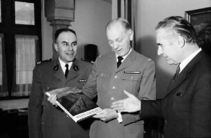 Freiburg: Regierungspräsidium; Regierungspräsident Dr. Person verabschiedet General Paul...