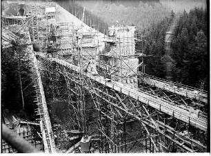 Blick vom alten Viadukt auf die Arbeiten an den Pfeilern