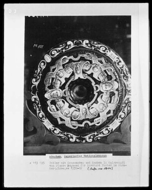 Teller mit Ornamenten und Masken