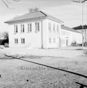 Bruno-Bröker-Heim: Erweiterungsbau: Eingangsfront Richtung Stormarnplatz: hinten rechts Altbau