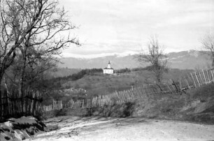 Campulung: Straße nach Targoviste, Hintergrund Kirche und Berge