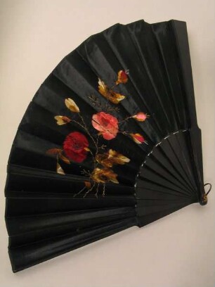 Fächer mit Blumenstickerei