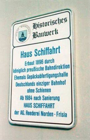 Norderney: Haus Schiffahrt, ehemaliger Bahnhof ohne Schienen, Schild