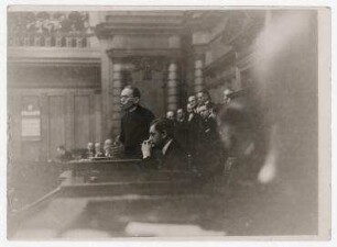 Prälat Kaas spricht auf einer Reichstagssitzung in Berlin. aus der Serie "Wie der Reichstag arbeitet"
