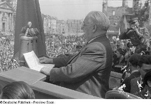 Aufnahmen von den Feierlichkeiten zum 1. Mai 1946 in Berlin : Wilhelm Pieck am Rednerpult auf der Tribüne am Berliner Schloss