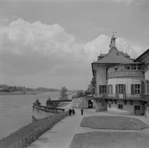 Dresden. Schloss Pillnitz, Wasserpalais mit Großer Freitreppe zur Elbe