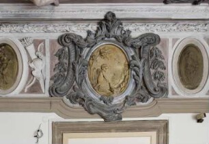 Wandfries — Reliefmedaillon mit Putto und Hühnervogel
