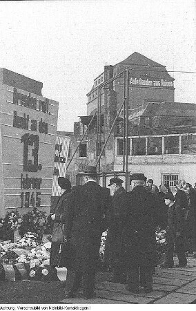 Kranzniederlegung für die Opfer des anglo-amerikanischen Luftangriffes auf Dresden am 13.-14. Februar 1945