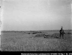 Manöver des 10. Armee-Korps Enthält: Platte 30, Soldaten in Stellung, rechts ein Beobachtungsgerät