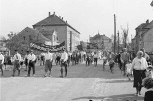 Demonstranten mit dem Transparent "Für ein freies sozialistisches Deutschland" und Mitglieder der Schalmeienkappelle eines Arbeitermusikkorps in Heidenau