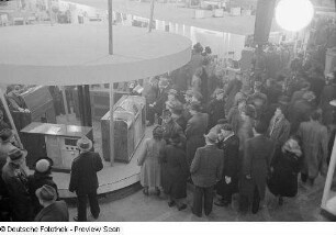 Besucher vor einem Messestand mit Rundfunkempfängern