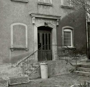 Alte Schule (Nummer 17). Portal mit Vortreppe