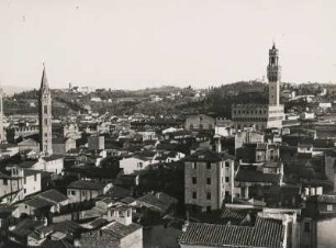 Florenz. Italien. Stadtansicht vom Glockenturm des Doms. Rechts der Palazzo Vecchio. Dahinter der Ort Fiesole