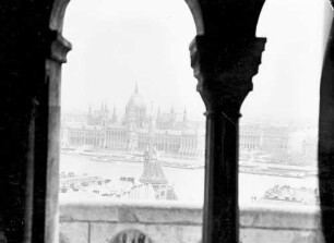 Budapest: Durchblick von Burg auf Parlament