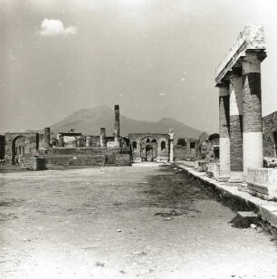 Pompeji. Forum Civile. Blick nach Norden gegen Jupitertempel und Vesuv