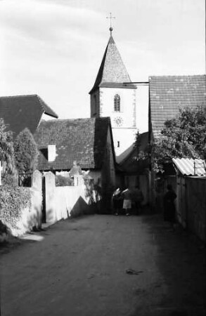 Burkheim: Gasse zur Kirche