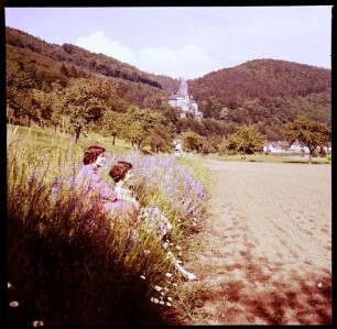 Zwingenberg: am Wegrand der Nackartalstraße, zwei Mädchen [im Hintergrund Burg]