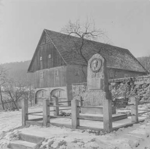 Denkmal Korla August Kocor : Großpostwitz. Denkmal für Korla Awgust Kocor (1822-1904). Winteraufnahme