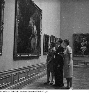 Junge Besucher in Gemäldegalerie