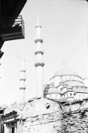 Istanbul: Yeni Djami [Moschee], Vordergrund Vogelbauer