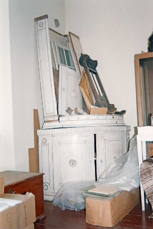 Schloss Ahrensburg: Innenansicht: Abstellraum: Eckvitrine nach Abbau: Kartons, Möbelstücke: August 1994