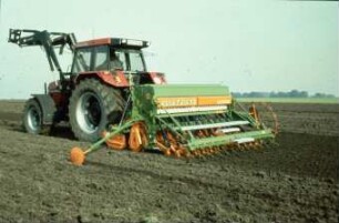 Fotografie: Drillkombination, Kastendrillmaschine, Kreiselegge, Zahnpackerwalze, Drillsaat, Frontlader