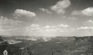 Sächsische Schweiz. Reinhardtsdorfer Ebenheit, Elbtal abwärts und Schrammsteine. Blick vom Kipphorn über den Schmilkaer Grund nach Nordwest gegen den Lilienstein
