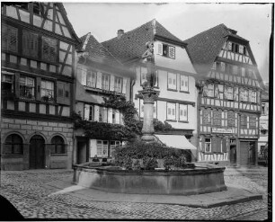 Bretten Marktplatz Marktbrunnen mit Statue vom Pfalzgrafen Friedrich II (1554), im Hintergrund steht das Gasthaus Zur Blume (18. Jahrhundert)