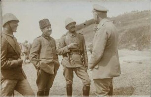 Türkischer Offizier im Gespräch mit deutschen Kameraden [R]