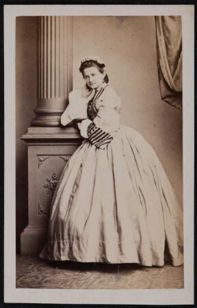 Porträt Berthold, ? (nachgewiesen 1857-um 1870; Schauspielerin o. Tänzerin). Albuminabzug auf Karton (Carte-de-visite mit Atelieraufdruck verso)