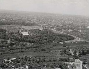 Luftaufnahme, Blick von Osten auf den Trümmerberg Insulaner mit Wilhelm-Förster-Sternwarte. Berlin-Schöneberg, Munsterdamm