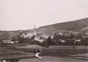 Großpostwitz, Blick über das Dorf von Süden mit Eisenbahnbrücke