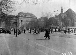 Leipzig: Verkehr am Übergang Fleischerplatz Richtung West-Ost