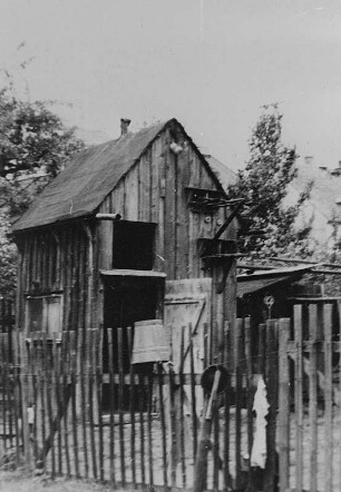 Der Holzschuppen/Taubenverschlag des Kleinbauern Otto Schreiter, in dem er zwischen 1933 und 1945 die Bündnisfahne mit der Aufschrift "Für das Bündnis der Arbeiter und Bauern" versteckt haben soll : Der Holzschuppen/Taubenverschlag des Kleinbauern Otto Schreiter in Großolbersdorf