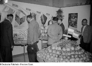 Fachbesucher an einem Messestand eines nierderländischen Obst-Großhändlers