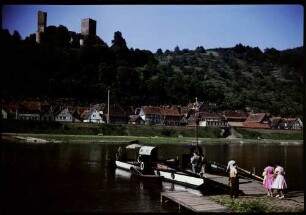 Stadtprozelten: Ort und Burgruine Henneburg, Vordergrund Fähre