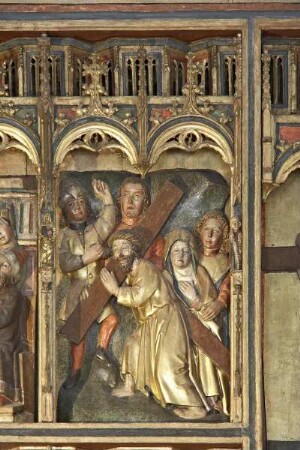 Hauptaltar, sog. Erzväteraltar — Szenen aus der Passion Christi und dem Marienleben — Altarschrein mit zentraler Kreuzigungsszene und Stifterfamilie, in den flankierenden Feldern Darstellungen aus der Passion Christi und dem Marienleben — Die Kreuztragung