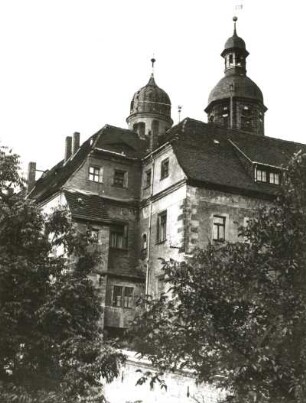 Dippoldiswalde, Kirchplatz 8. Schloß (16. Jahrhundert). Ansicht von Süden vom Kirchplatz gegen Turm der Stadtkirche St. Marien und St. Laurentius
